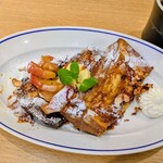 イー・エー・グラン - ソテーされたリンゴも乗ってます　食べ応えあり