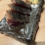 讃岐ノ居酒屋 歩-FU- - 厚めにカットされたカツオ藁焼き