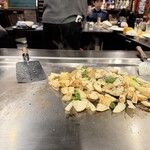 鉄板焼 朝日 - 芋とピーマンと玉ねぎ