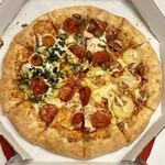 ドミノ ピザ - 料理写真:ダブルモッツァレラとスパイシーのハーフ&ハーフ、Lサイズ、レギュラークラスト