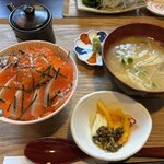 和がや食堂 - 年末に食べた   お茶碗サイズのサーモンとイクラの親子丼定食