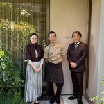 mærge - 中央がオーナーシェフの柴田氏
      右側はmaitre d'hotel（メートル・ド・テル）の高橋氏
      左はシェフの奥さまかな？
      ホスピタリティ溢れるサービスに美味しい料理とワイン、楽しませていただきました♪