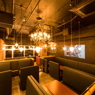 Equipped with a large projector, microphone, and speakers ♪ Party space for up to 80 people ♪