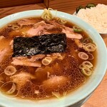 なおちゃんラーメン - チャーシュー麺＠1,100円 いかにも醤油でございと言わんばかりのスープの色！見た目に負けず劣らず醤油感は強いけれどマイルドな口当たりで美味い！麺は平打ちのちぢれで歯応えがよくスープによく絡む！そしてチャーシューの旨いこと！脂身は少ないのにホロホロと肉が崩れる！