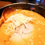 やぐら亭 - 大判チャーシュー、もやし、長葱というシンプルさが、より旨さを引き立ててくれる。