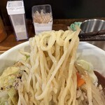 拉麺大公 - 【限定】大番インスパイアにんにく味噌ラーメン、麺リフトアップ