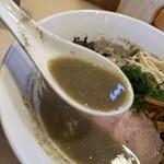 中華そばカナリヤ - 煮干しの旨味が凝縮したセメント色の濃厚煮干しスープ