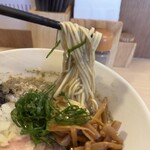 中華そばカナリヤ - パツンとした菅野製麺所製の真っ白な中細ストレート麺