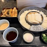 五代目 花山うどん - 全景