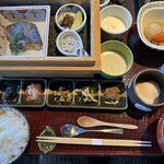 界 遠州 - 器が並ぶ