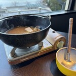 界 遠州 - 鉄鍋に入った味噌汁