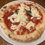 トラットリア ラパーチェ - マルグリータ（トマトソース、モッツァレッラ、バジル）¥1430