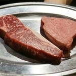 TEPPAN DINING KAMIYA - 左熟成肉、右通常の飛騨牛