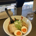 麺屋はる - あっさりしょうゆラーメンの煮玉子のせ