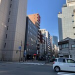 サロンクリスティ - 神田警察通りとの交差点を渡ります