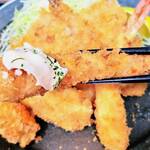 味処 まるたか - 海老フライ（アップ）