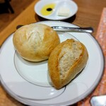 ラビスタ - パンもオリーブオイルやバターで頂きます