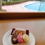ラビスタ - ウェルカムスイーツです。海とプールを見ながら頂きます