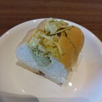 ラビスタ - ポテチで作ったコールスローサラダがロールパンに挟んだイメージ