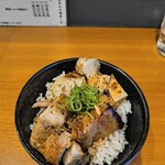 自家製手もみ麺 鈴ノ木 - チャーシュー丼400円。スパイシーで絶妙な火加減とご飯の炊き加減でとても美味しい。