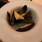 PIZZA SALVATORE CUOMO ＆ BAR - ムール貝ワイン蒸し