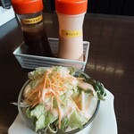 ステーキレストラン　真 - フレンチドレッシング赤で頂くサラダ