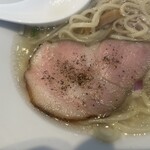 宍道湖しじみ中華蕎麦 琥珀 東京本店 - 黒胡椒onチャーシュー