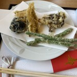 天婦羅ほり川 ホテルニューオータニ店 - ウニの海苔巻き、穴子、舞茸など。