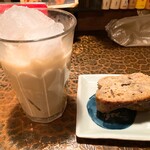 タイニーカフェ - アイスチャイ、バナナケーキ