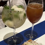 海鮮イタリアンビストロとんぼ - 左:洋なしサングリア, 右:ピーチティーワイン