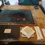 ろばたやき山ろく - 座った瞬間の囲炉裏テーブル♪