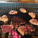 ろばたやき山ろく - ハツ所々B面を焼いてます(*´σｰ｀)