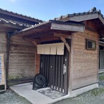 ろばたやき山ろく - 此処で一旦きてみて,スタッフが立ってるので名前&車のナンバーを伝えます♪