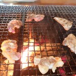 ろばたやき山ろく - さつま地鶏の脂が落下中( *´艸｀)