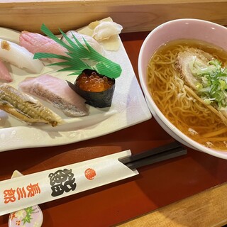 職人が手間暇かけて仕上げる本格ラーメンと本格鮨のセットも必見