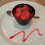 パティスリー ラ リシュテール - 悩んだ末に苺とバニラのムース550円