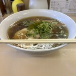 醤油ラーメン、900円。