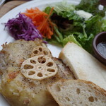 スクロップ コーヒー ロースターズ - こぼれ梅チキン&パンの盛り合わせセット