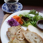 スクロップ コーヒー ロースターズ - こぼれ梅チキン&パンの盛り合わせセット