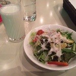 ティー＆カクテルラウンジ - 牛乳、サラダ