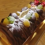 金谷ホテルベーカリー - クリスマスケーキ♬
            
            金谷ホテルベーカリーのブッシュドノエル…マロンのクリスマスロールです。
            
            流石老舗だけあって、マロンクリームの風味が濃厚‼︎ケーキの内側と外側に飾られた沢山の栗達の存在感もすごかった‼︎
            
            いやーこれならば5本は食べられそう(笑)