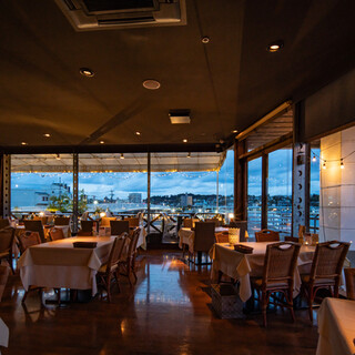 海を眺めながら料理を堪能する特別なひと時◆デートシーンにも◎