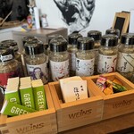 焼肉 ほりにし - レジ横にズラリのスパイス類