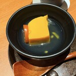山 ワンランク上の世界の山ちゃん - お通しは、かぼちゃの豆腐。この出汁がすごくおいしかった！
