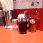 ラーメン二郎 - 卓上調味料