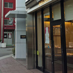 エーデルワイス - 横はエーデルワイスミュージアムの入り口（見学要予約）