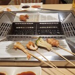 串家物語 AEON Mall Tsukuba店 - どんどん揚げていきます(左からエビ、蓮根、ブロッコリー、鶏もも肉)