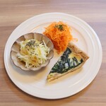 ひよこまめ食堂 - キャロットマリネ、ほうれん草のキッシュ、細切りポテトの梅肉ソースがけ