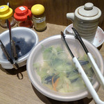 天ぷら八兵衛 - 「八兵衛」卓上の漬物・佃煮・醤油・一味・塩・ゆずのパウダー