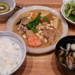 Akitatanitashokudou - 主菜は旨煮で、汁物はすまし汁